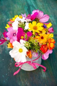 Wie werden Blumen in einer Vase arrangiert?